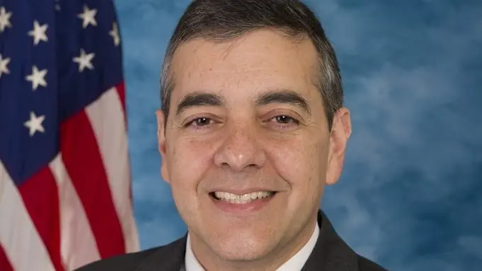 David Rivera, ex-deputado americano, foi condenado a 10 anos de prisão por lobby secreto para a Venezuela. O cara fez c…