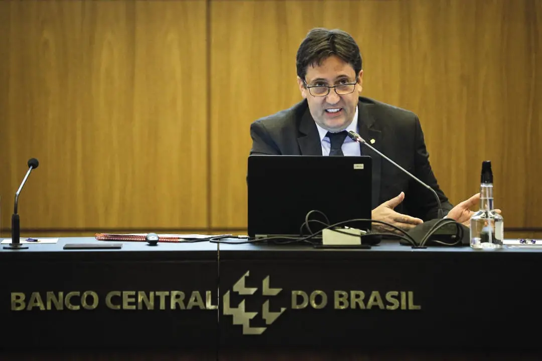 Belline Santana e Paulo Sérgio de Souza, do Banco Central, são investigados por orientação a Daniel Vorcaro sobre como …