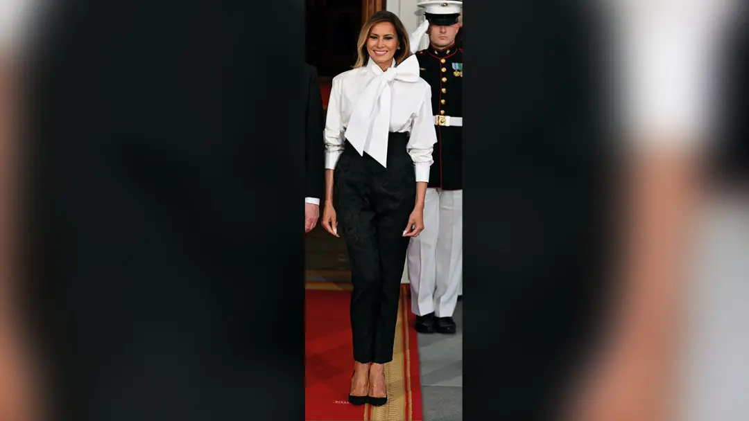 Melania Trump trocou o vestido de gala por calça preta e blusa branca no jantar na Casa Branca. A postura mais direta d…