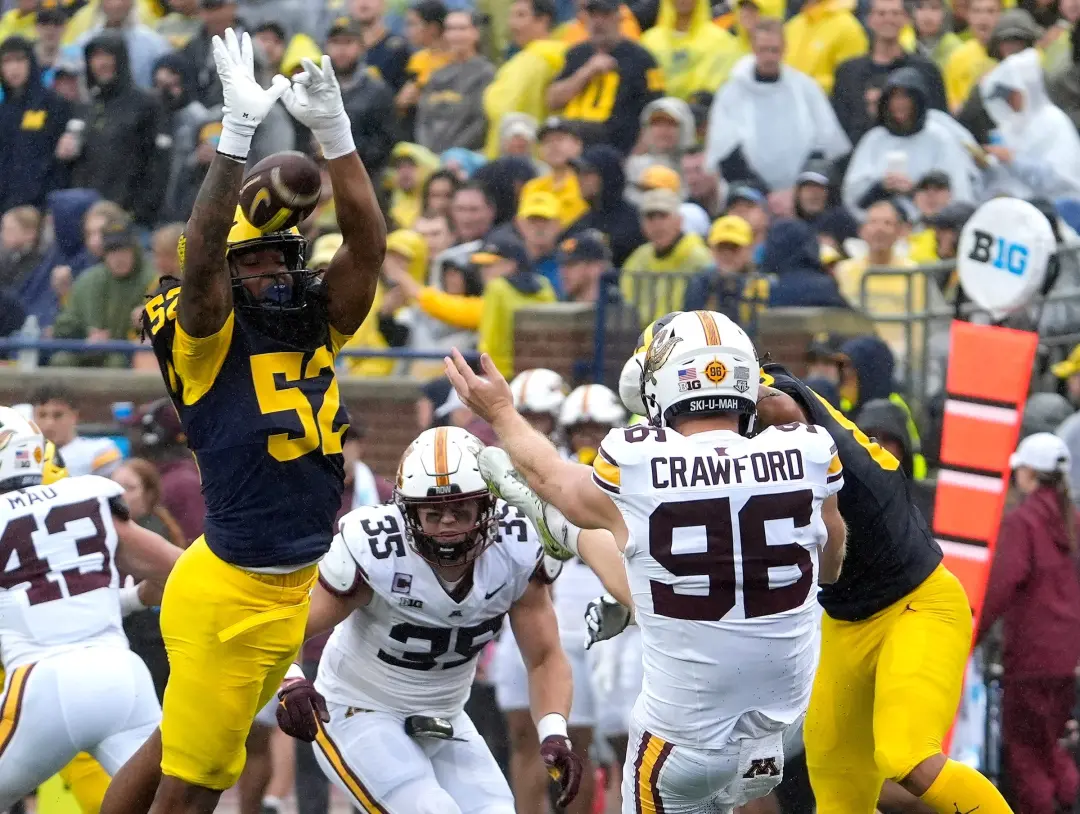 Minnesota vs Michigan, dois times com 3-1 na temporada. O Michigan perdeu para o Iowa por 20 a 19, com erros de posse e…