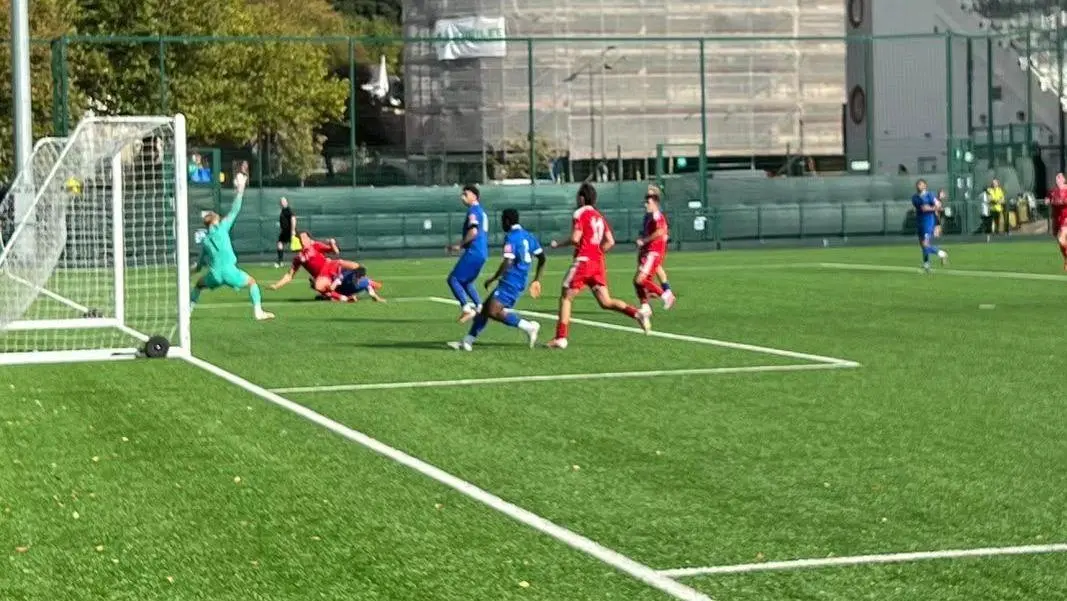 Jersey Bulls venceu o Ascot United por 4 a 2 em Springfield, com Lorne Bickley marcando dois gols. O time estendeu a in…