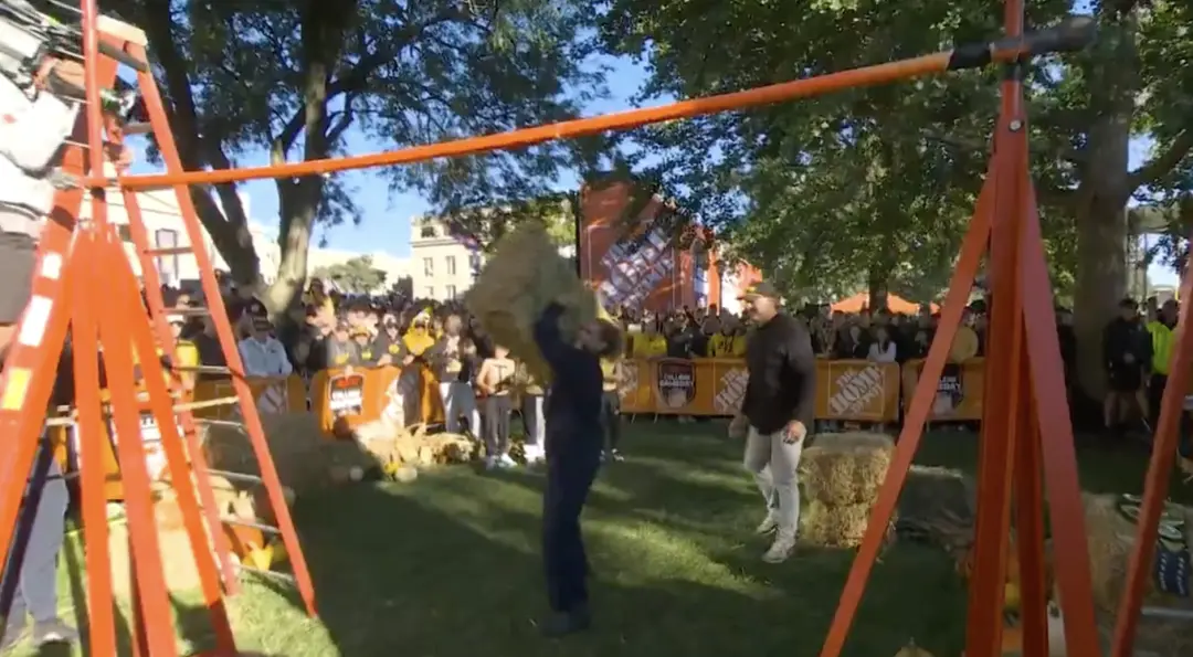 Jess Sims jogou uma fardo de palha no College GameDay em Iowa. Essa força física na frente das câmeras, mesmo com a tor…