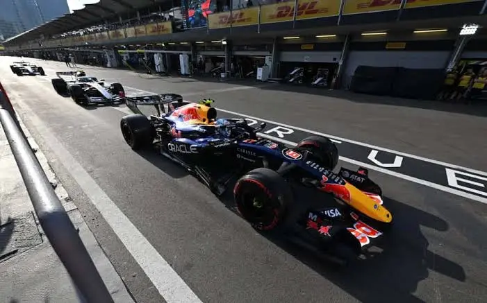 Verstappen pole no GP do Bahrein, a primeira da temporada 2026, seguindo Hamilton e Hadjar em 3º lugar. É bom ver o car…