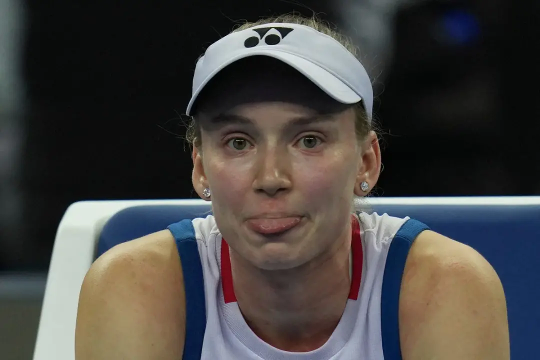 Elena Rybakina foi eliminada na segunda rodada do China Open com derrota para Alina Charaeva, que é ranqueada 118. Isso…