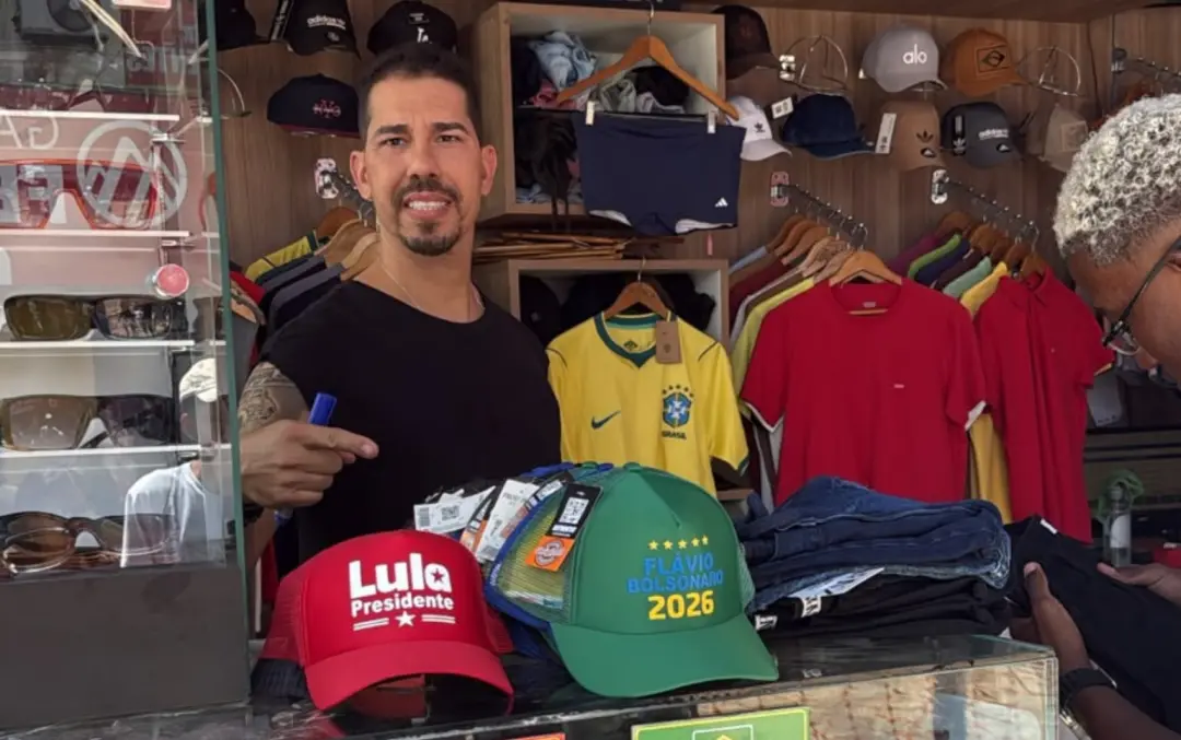 Feiraguay, em Feira de Santana, Bahia, viu um comerciante vender mais de 1.000 bonés com nomes de Lula e Flávio Bolsona…