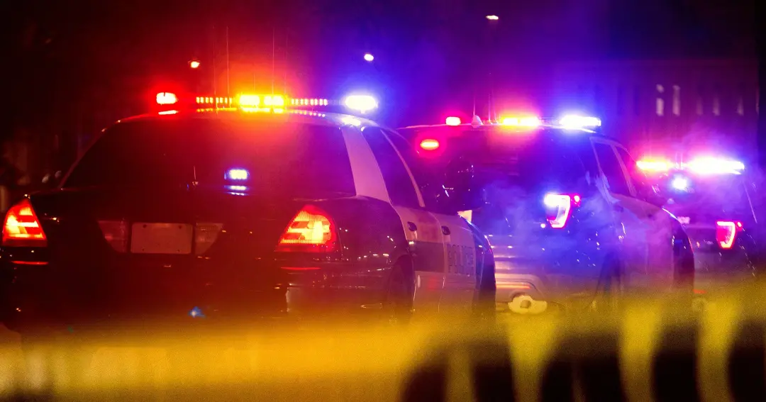Lexington, Kentucky, viu um casal inocente cercado por polícia armada às quatro da manhã por causa de uma pista fraca d…