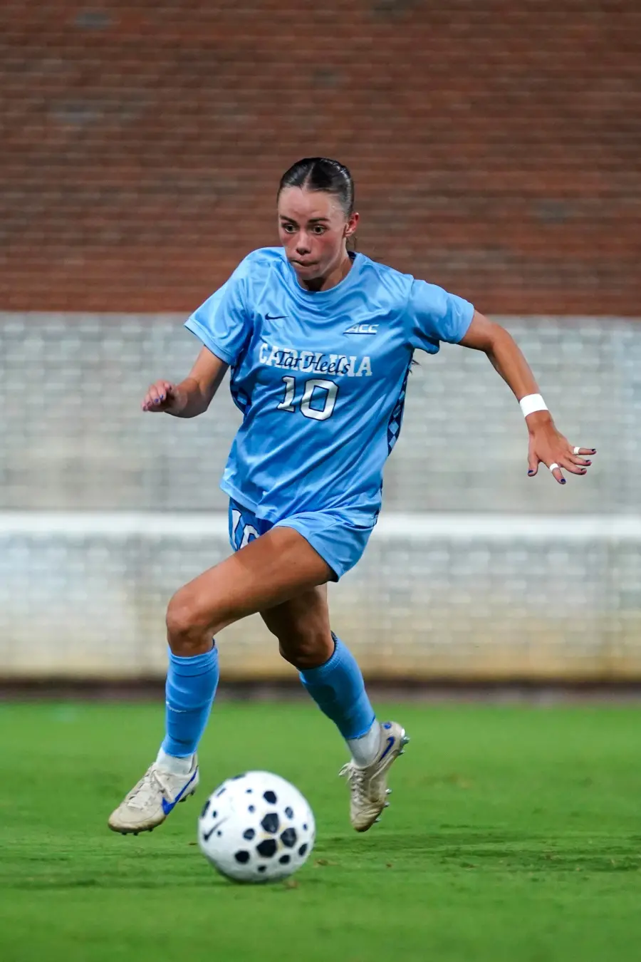 UNC Women's Soccer venceu Notre Dame por 4 a 1, estendendo a sequência de vitórias para 8 jogos. A dominação do time na…