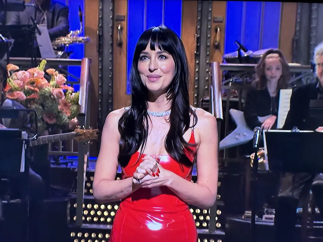Taylor Swift se juntou a Dakota Johnson no monologo de abertura do SNL. Talvez fosse um presente de aniversário para Jo…