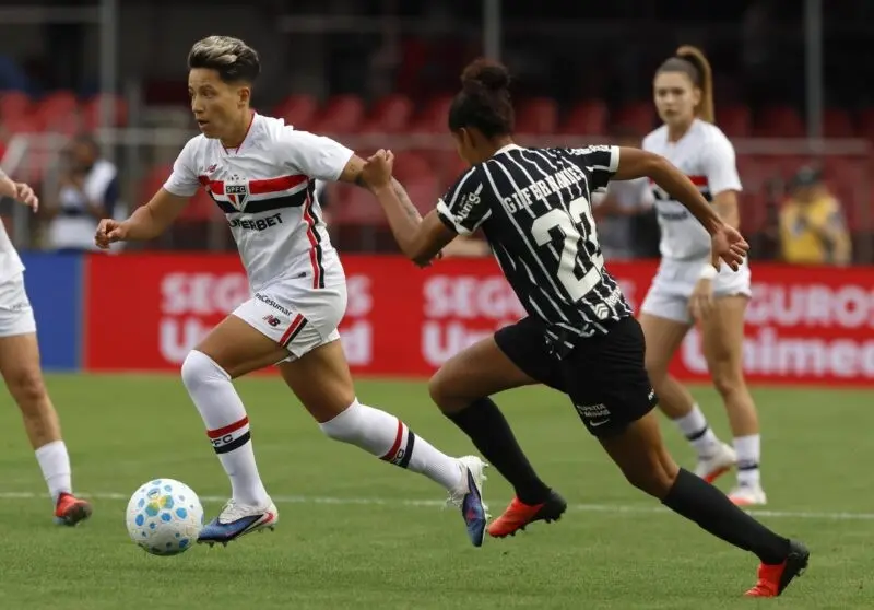 Bia Menezes celebrou o título do São Paulo no Brasileirão Feminino 2026 após marcar o gol no empate de ida e volta cont…