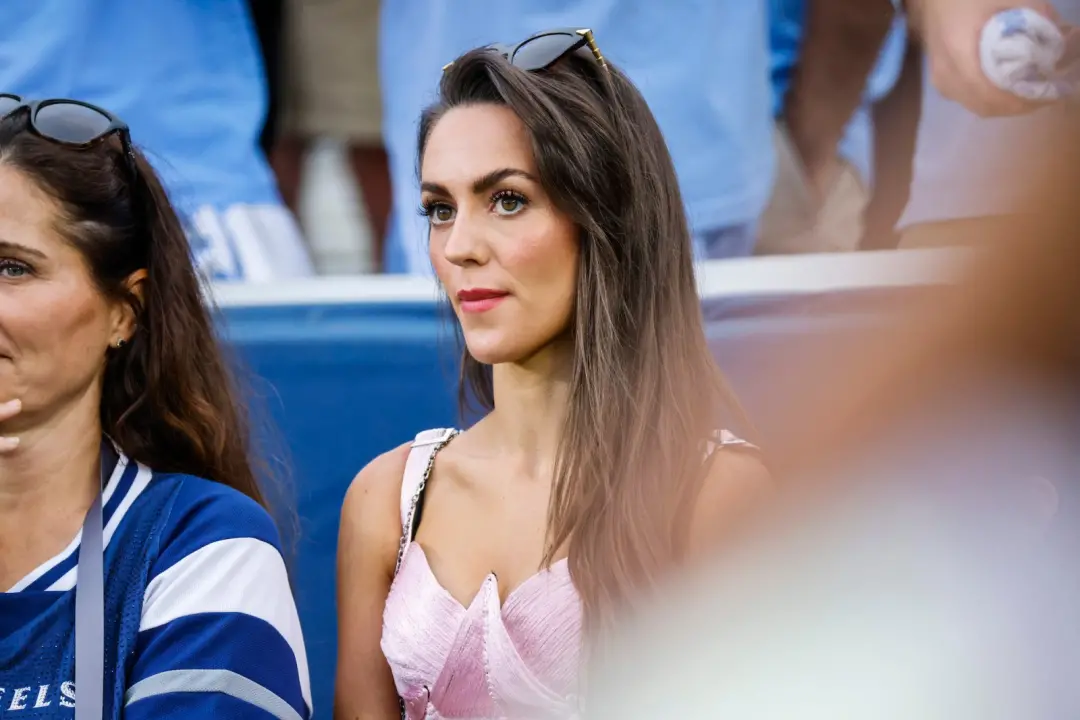 Jordon Hudson apareceu no jogo do Bill Belichick no UNC com um corset rosa pastel e calça pantalona. É um look ousado, …