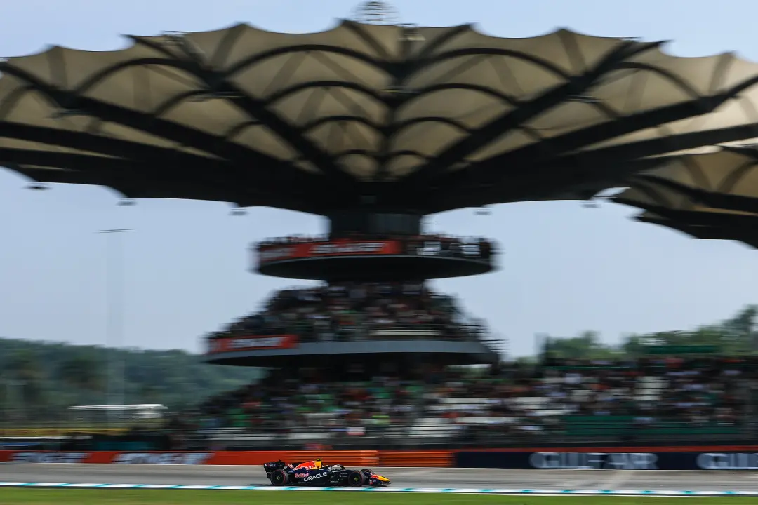 Max Verstappen começa a corrida de Bahréin na pole, na frente de Lewis Hamilton e Kimi Antonelli. Cada ponto tem valor …