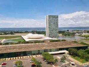 PL lidera disputa no Senado em 17 estados, enquanto o PT aparece em 5, apontam pesquisas. Essa divisão mostra como o ca…