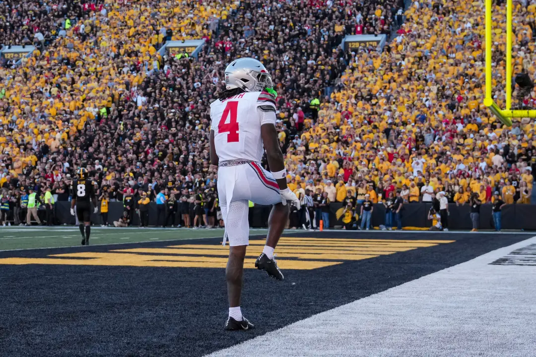 Jeremiah Smith anotou recordes de recepção e touchdown no Ohio State, marcando um lance de 57 jardas contra Iowa. A jog…