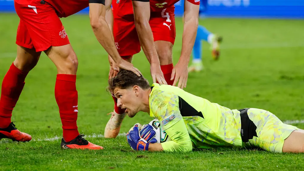 Kobel, goleiro da Suíça, sofre seu primeiro gol contra a Eslovênia, mas o time se vira e garante 2 a 1. A liderança na …