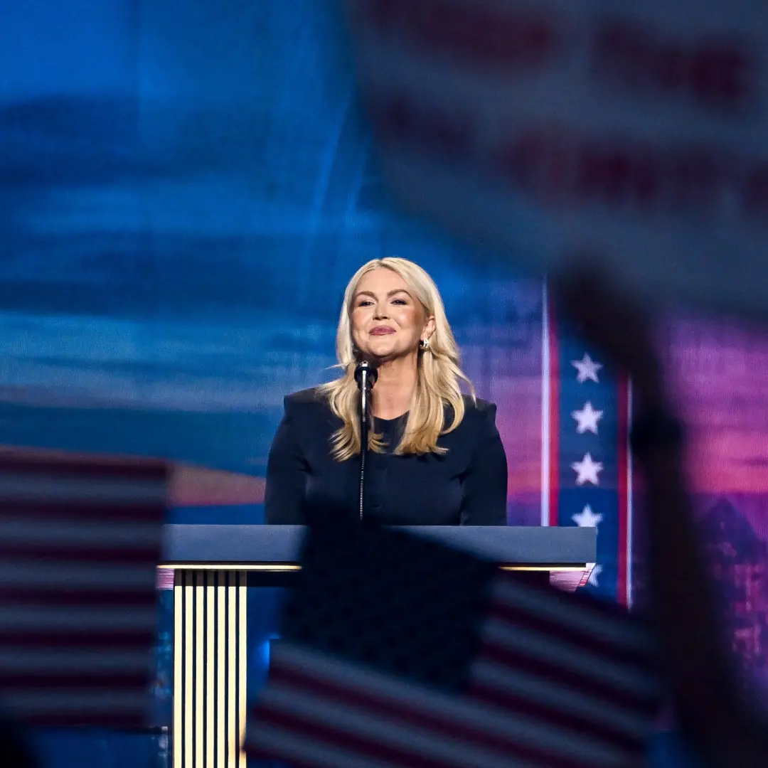 Karoline Leavitt, uma ex-secretária de Trump, assumiu um novo trabalho na Fox News. A chegada dela marca o segundo ex-s…