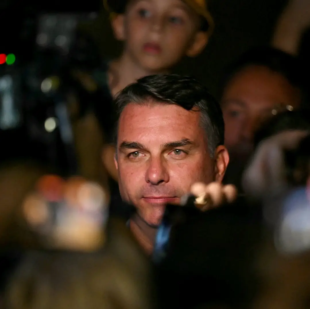 Flavio Bolsonaro lidera a primeira rodada das eleições, deixando Lula com três semanas para conseguir votos no Brasil e…