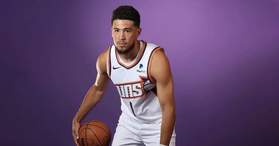 Devin Booker aparece como nome possível para o Warriors, com a idade de Stephen Curry pesando na decisão do time. Acho …