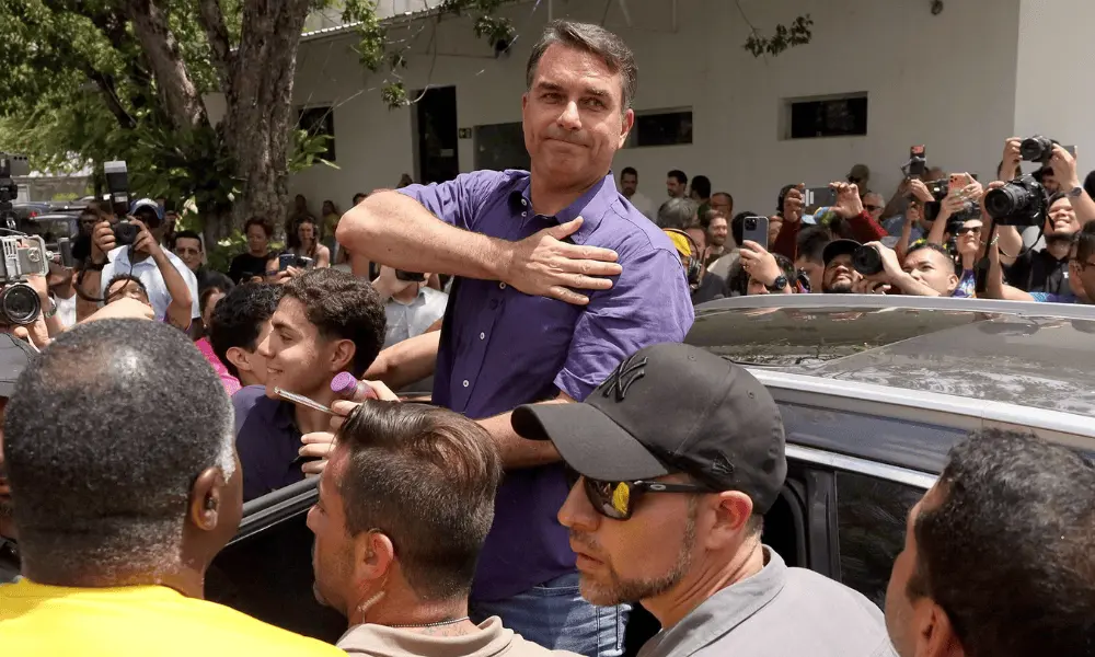 Bolsa de SP abriu em alta de 8% depois que Flávio Bolsonaro liderou o primeiro turno contra Lula. Essa movimentação na …