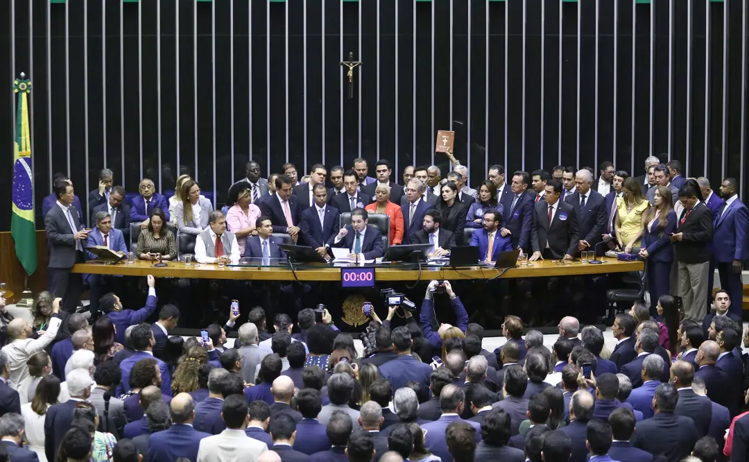 Todos os atuais membros da Mesa Diretora da Câmara dos Deputados foram reeleitos para o biênio 2025 a 2027, com Hugo Mo…