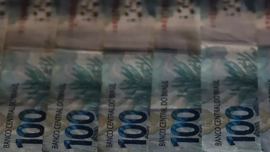 Dólar caindo mais de 4% e ações brasileiras disparando em Nova York. Essa oscilação mostra o movimento do capital em bu…