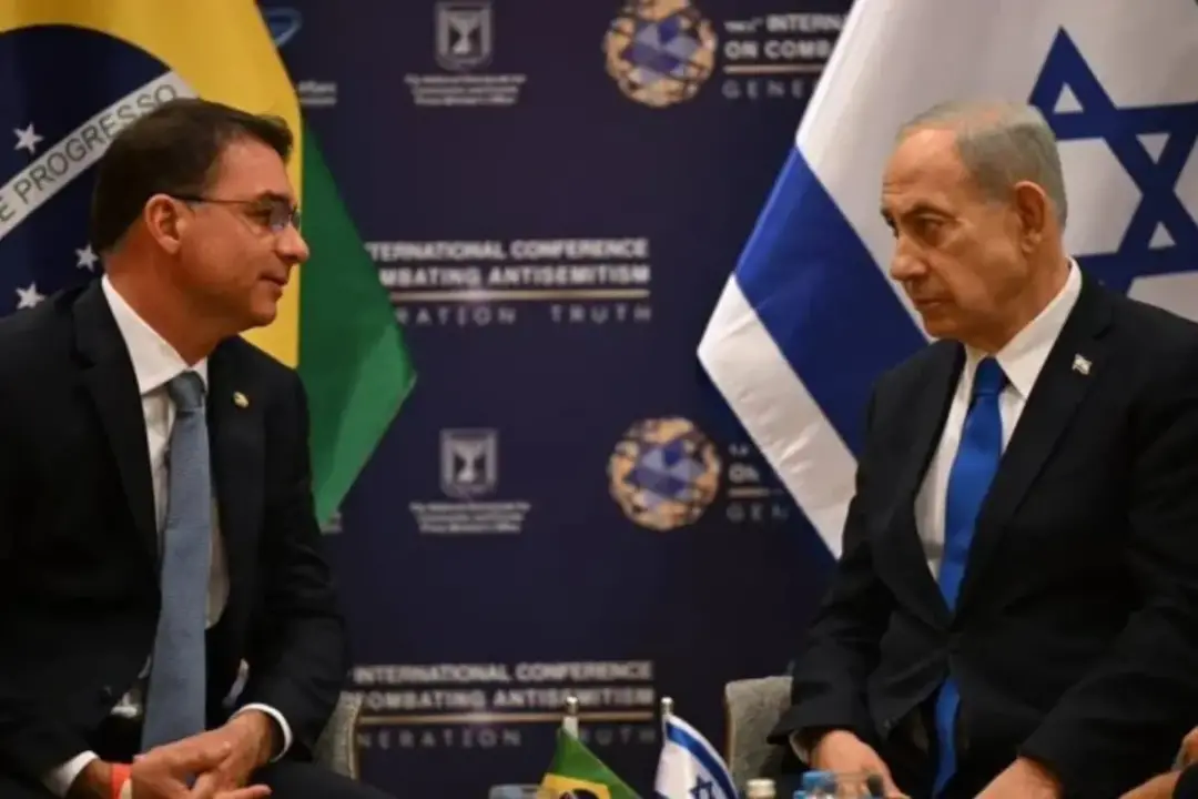 Netanyahu parabenizou Flávio Bolsonaro e desejou sorte no segundo turno. Essa troca de mensagens entre líderes estrange…