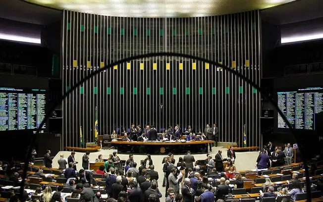 Nomes tradicionais da política brasileira ficaram sem mandato em 2026. Aécio Neves, por exemplo, não conseguiu voltar a…