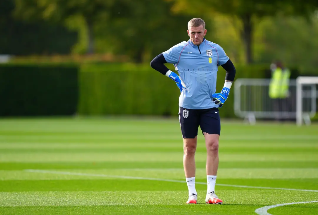 Jordan Pickford quase causa acidente em Lamborghini em Knutsford. Ele desrespeitou uma placa de passagem e forçou duas …