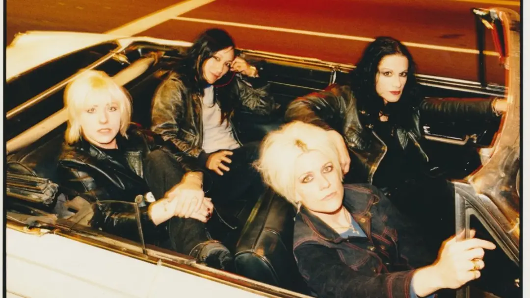 L7 solta a faixa Loma Linda antes da turnê mundial final. A música tem mais de duas décadas, um registro da jornada del…