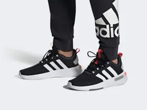 Tênis Adidas Racer TR23 sai com 49% de desconto usando cupom exclusivo. Isso ajuda quem precisa de um tênis novo sem pe…