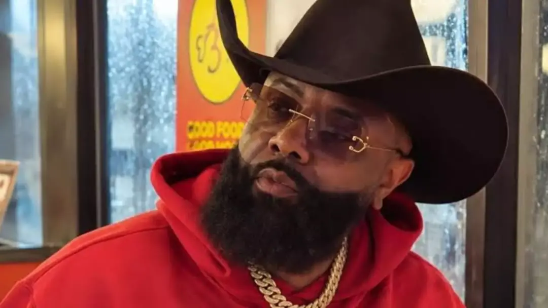 Sky Whatley, cantor de soul e blues, foi indiciado por agressão simples após agredir Shamika Boyd no palco em Tucker, G…
