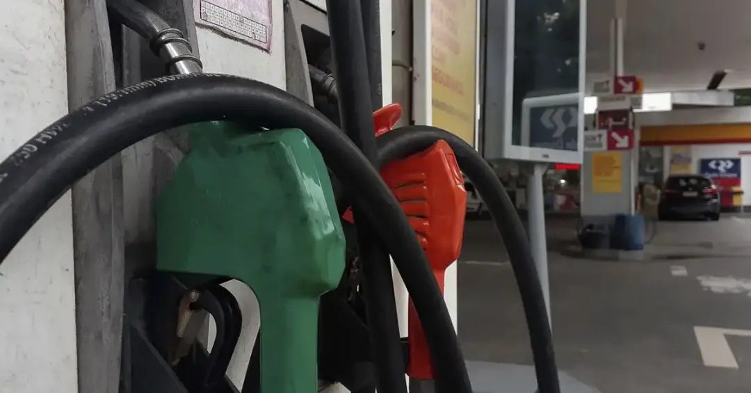 Sete por cento de alta no custo de importar diesel em um mês, elevando o preço no posto para R$ 7,35. Essa escalada ref…