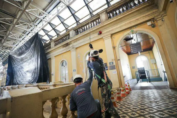 Mercado Público de Porto Alegre inicia limpeza interna com contrato de 944 mil reais para modernização. É um espaço fun…