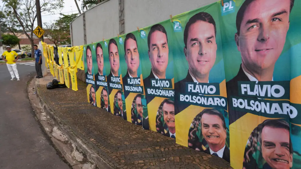 Flavio Bolsonaro ficou à frente do Lula na primeira rodada da eleição presidencial brasileira. Suspeitas de interferênc…