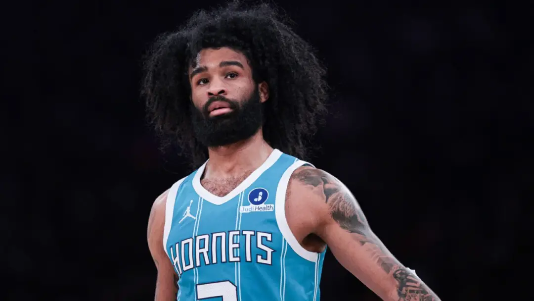 Coby White sofreu uma distensão na panturrilha esquerda durante o treinamento, e os Hornets o afastarão do resto da pré…