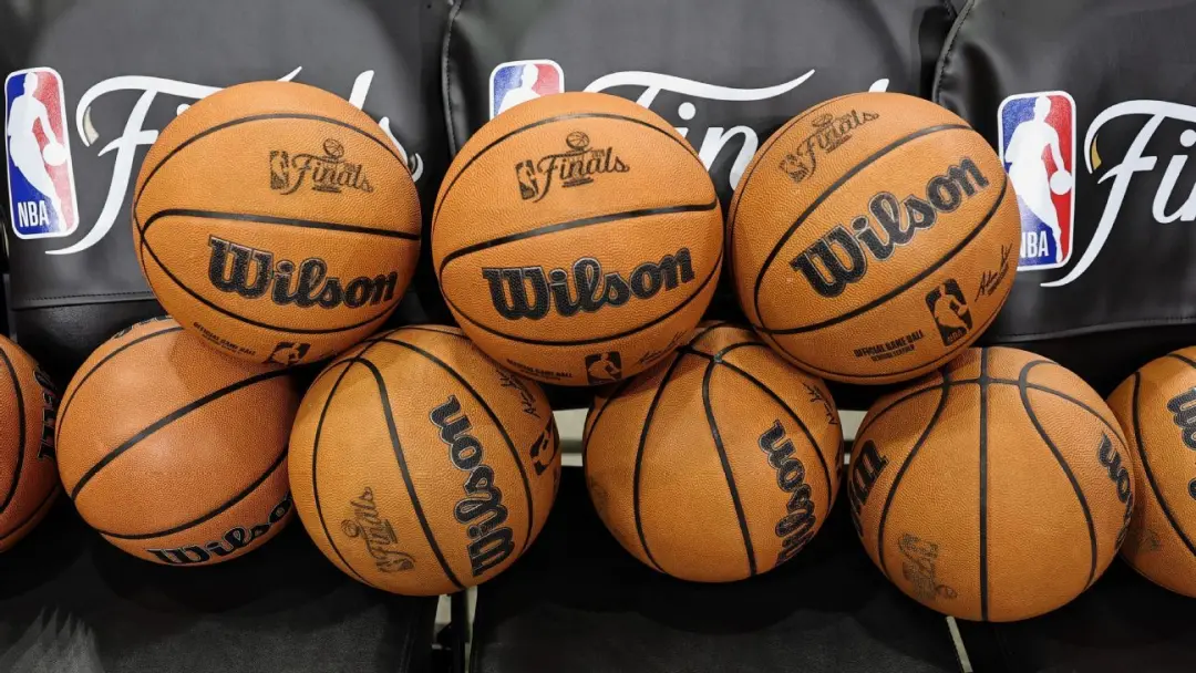 NBA tá testando bolas de basquete inteligentes e relógios de árbitros em jogos de pré-temporada. A coleta de dados sobr…