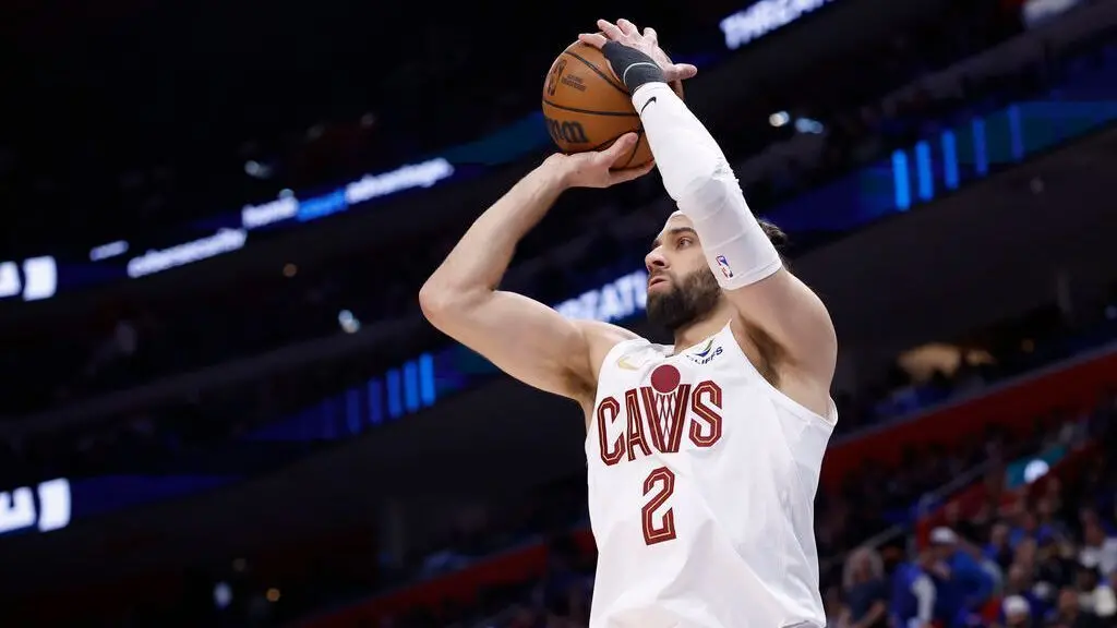 Max Strus, ala dos Clippers, teve uma lesão na fascia plantar do pé direito e será reavaliado em quatro semanas. Uma le…