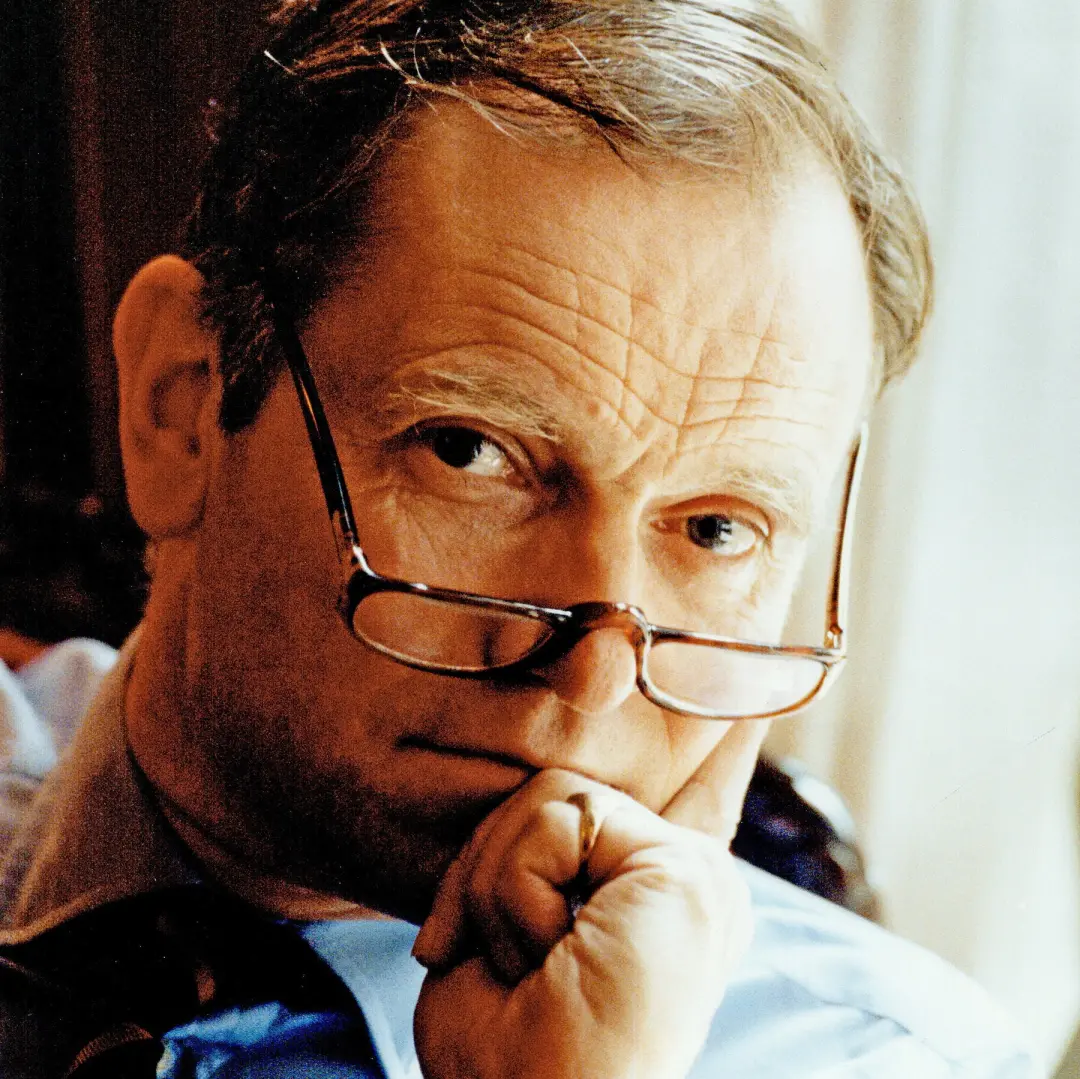 Jeffrey Archer, escritor de bestsellers, faleceu aos 86 anos. A vida dele foi um palco de ambição e escândalos que alim…
