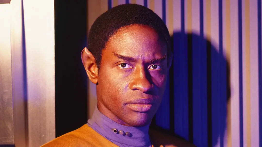 Tim Russ, Tuvok em Voyager, é comparado ao Spock por ser Vulcan completamente, sem herança humana, diferentemente de Sp…