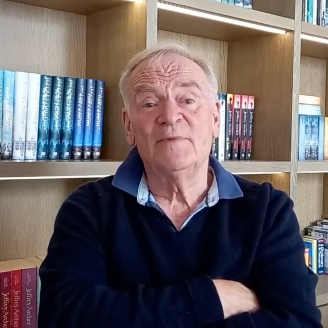 Jeffrey Archer, autor de bestsellers, faleceu aos 86 anos. A notícia chega um dia antes da publicação do seu livro Adam…
