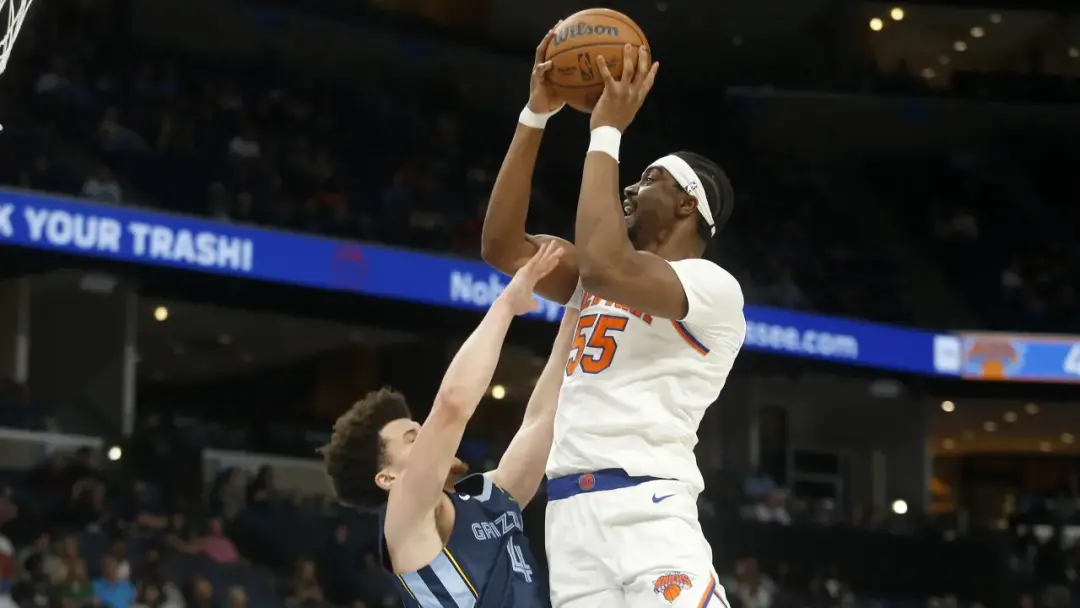 Ariel Hukporti sofreu uma lesão na canela durante um jogo da pré-temporada dos 76ers. É um baque sério para o pivô do t…