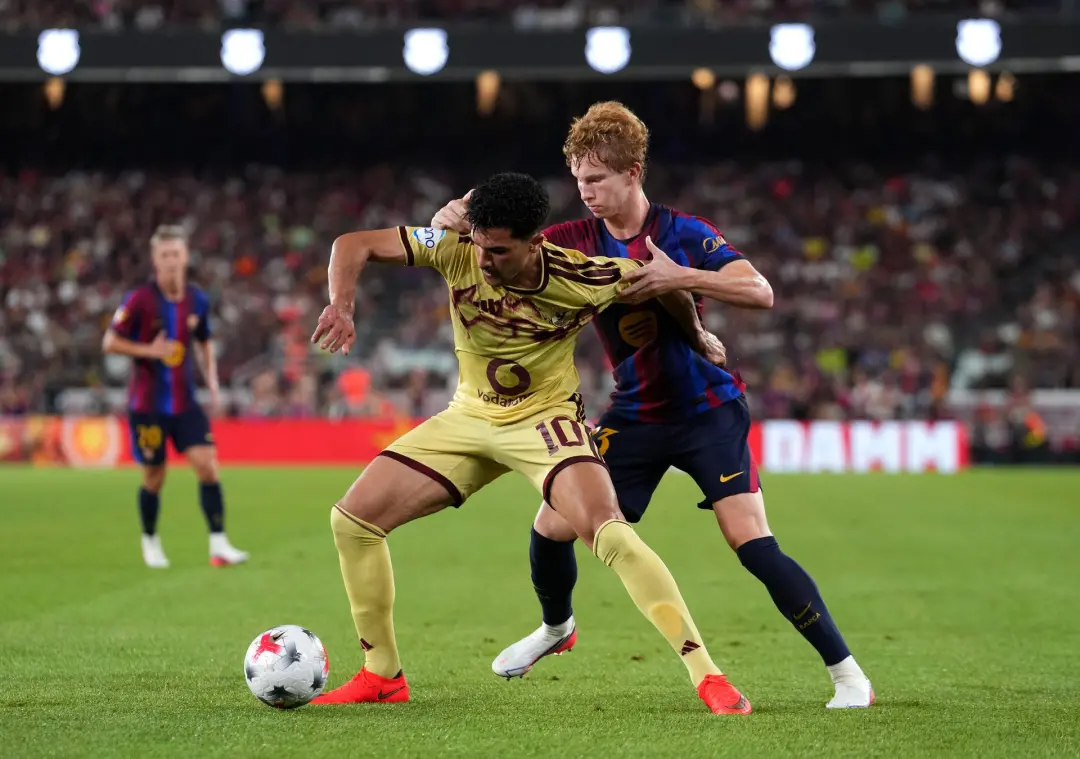 Jordi Pesquer, zagueiro de 17 anos do Barcelona, chamou a atenção do técnico Hansi Flick por seu progresso rápido na ba…