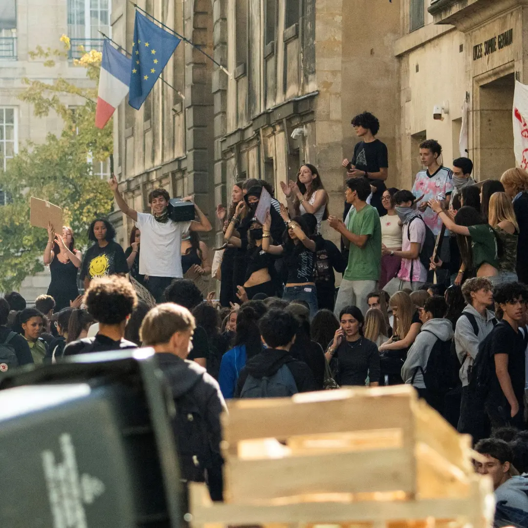 Na França, protestos enormes colocam o país em alerta, e a Meta usou um crédito tributário para salvar bilhões. Enquant…