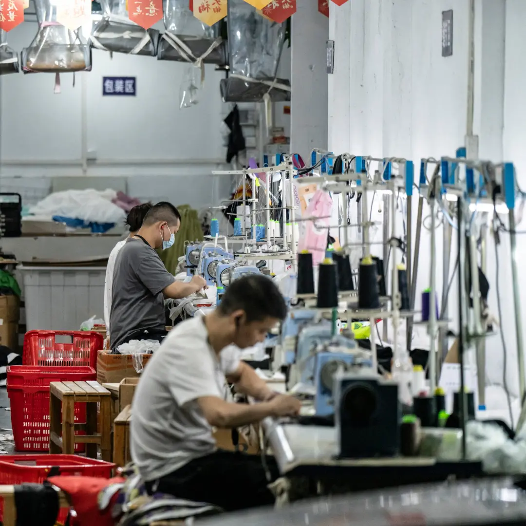Taxas fiscais enormes e moeda fraca sustentam as exportações da China, o que aumenta o déficit do governo. Isso dificul…