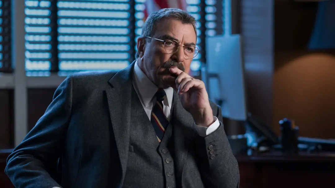 Vinte e quatro temporadas de Blue Bloods mostraram que dava pra ter um procedural que cuidava da família tanto quanto d…