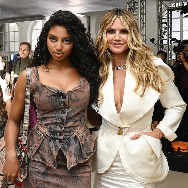 Heidi Klum e Lou, filha dela, estiveram juntas no desfile da Vivienne Westwood em Paris Fashion Week. É legal ver a uni…