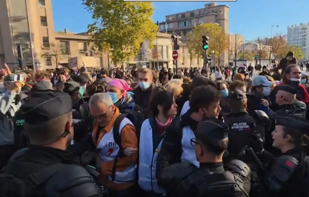 Dezenas de milhares de pessoas marcharam na França para apoiar estudantes que bloqueiam liceus e pedem mais verbas na e…
