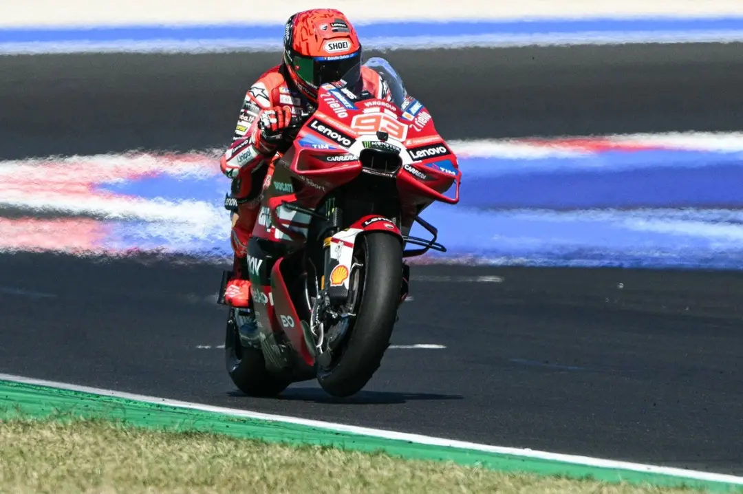 Motegi celebrou 100 vitórias de Gigi Dall’Igna em 203 corridas, um marco desde 2016. Ver essa consistência mostra como …