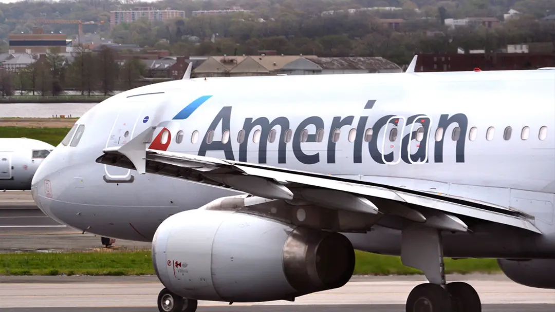 Uma passageira na American Airlines tirou roupas e se masturbou olhando pela janela do avião, conforme disse o homem à …