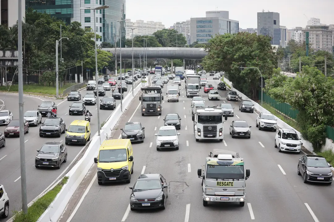 Outubro chega com licenciamento obrigatório para placas 7 e 8 em São Paulo. Quase metade da frota estadual, 12,4 milhõe…