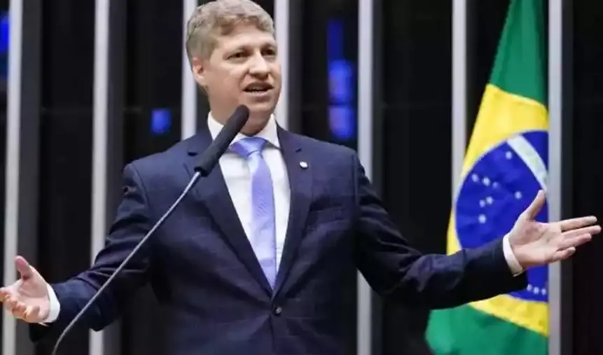 Marcel van Hattem promete pressionar por impeachment de Gilmar Mendes no Senado a partir de fevereiro de 2027. A postur…